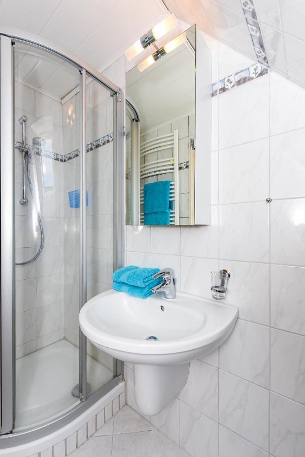 Ferienwohnungen Im Haus Waterkant Neuharlingersiel Buitenkant foto