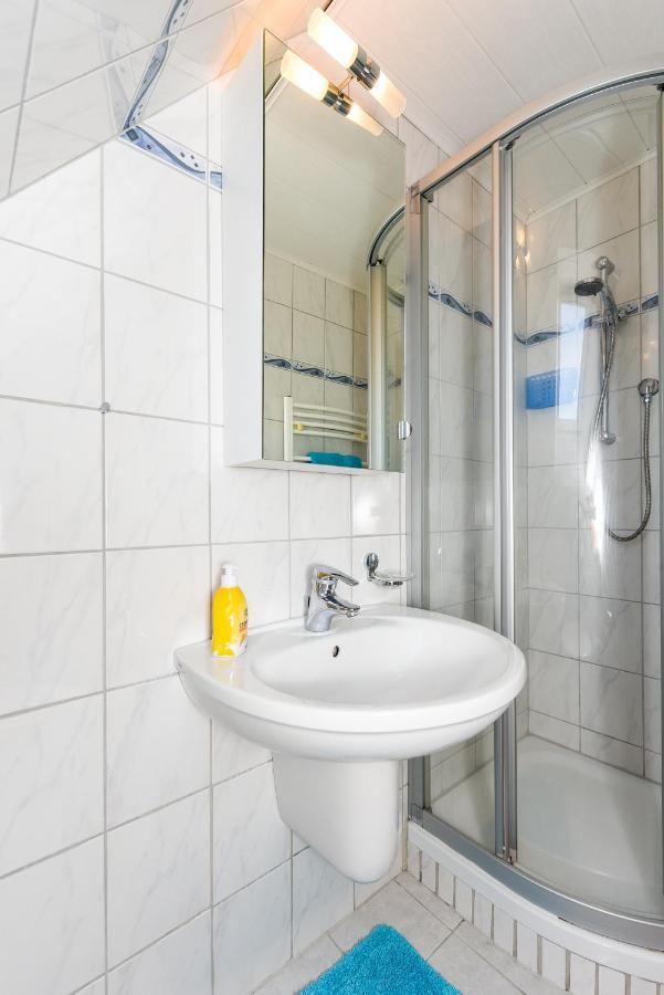 Ferienwohnungen Im Haus Waterkant Neuharlingersiel Buitenkant foto